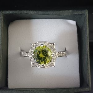 Stunning Green Peridot CZ Diamond Ring (Size 10)